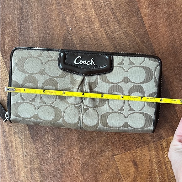 Vintage Coach Beige and Dark Brown Zip Wallet - Picture 15 of 16